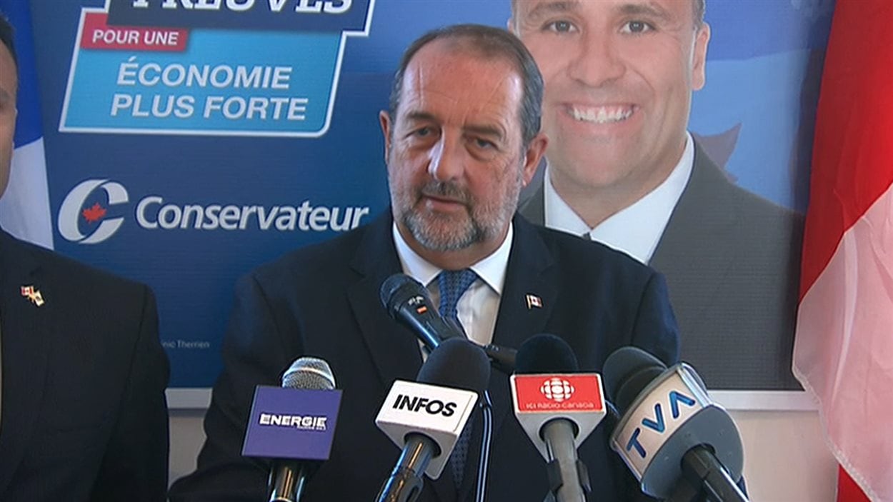 Denis Lebel a annoncé qu'un gouvernement conservateur déposerait un projet de loi pour forcer la prestation de serment de citoyenneté à visage découvert.