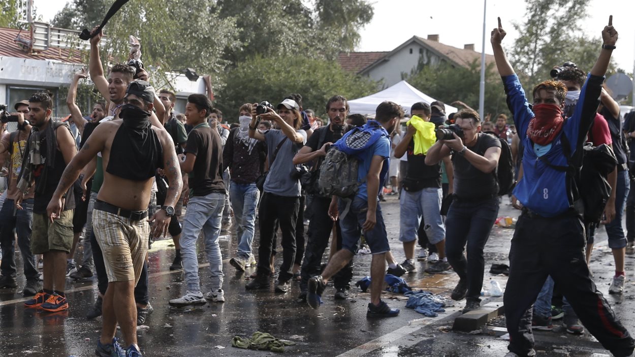 Des affrontements ont éclaté entre migrants et la police hongroise à la frontière entre la Serbie et la Hongrie.