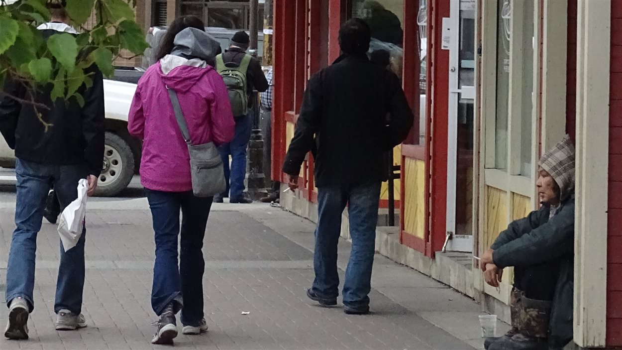 Un sans-abri au centre ville de Whitehorse