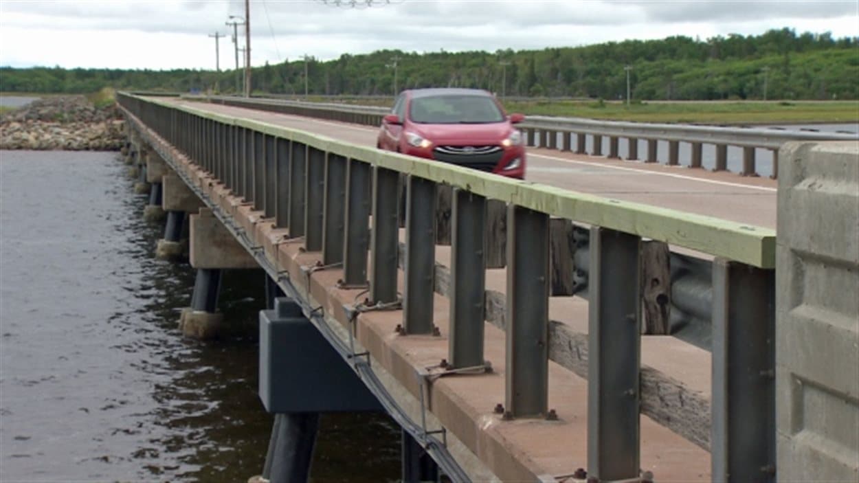 La chaussée qui relie la communauté micmac de Lennox Island, à l'Î.-P.-É., au reste de l'Île, est menacée par la montée des océans