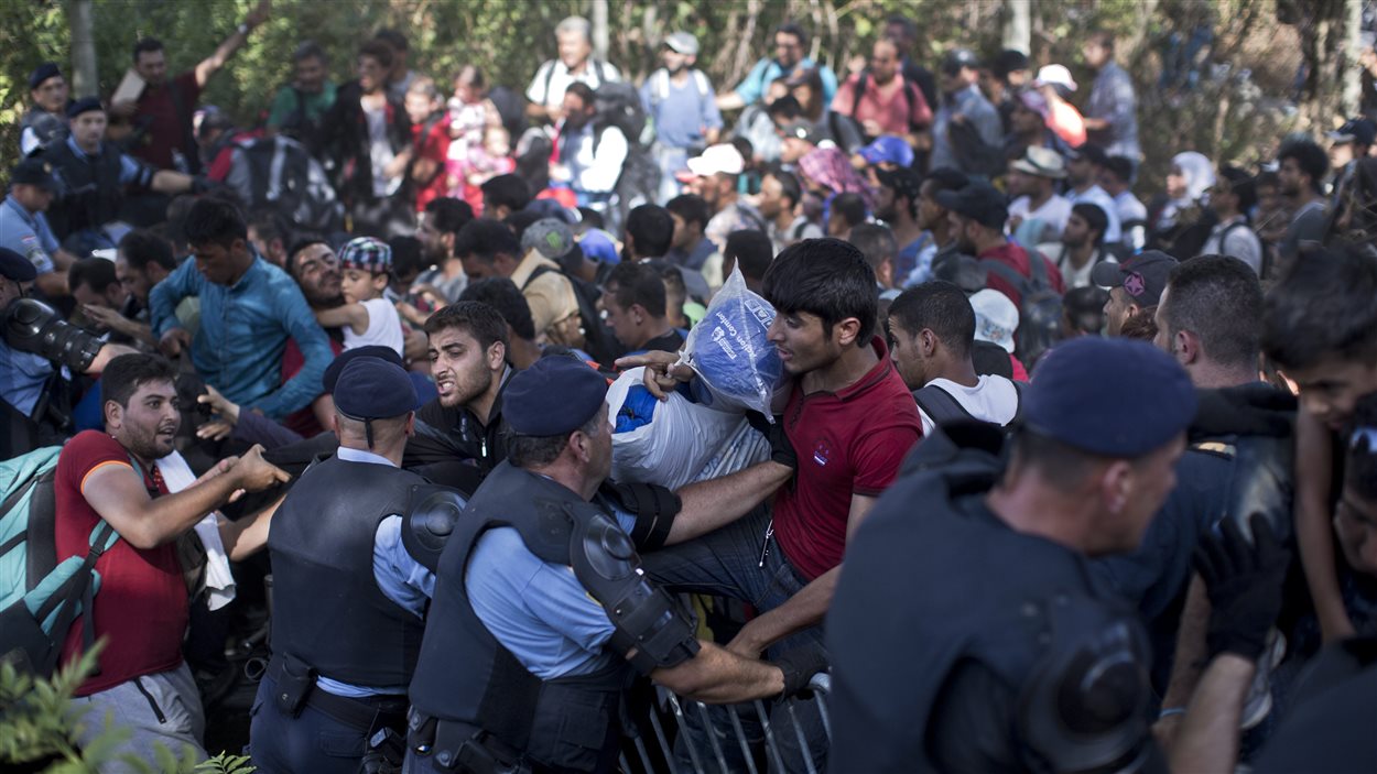 Les migrants qui tentent de forcer la voie à Tovarnik en Croatie