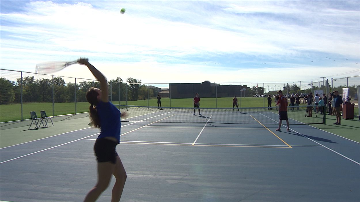Le nouveau terrain de tennis au Centre scolaire Léo-Rémillard
