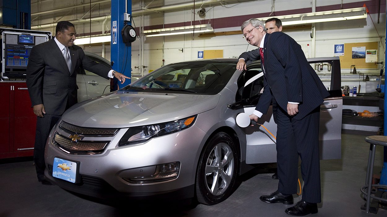 Le premier ministre Stephen Harper dans une usine de GM à Oshawa, en Ontario, le 24 juillet 2012. 