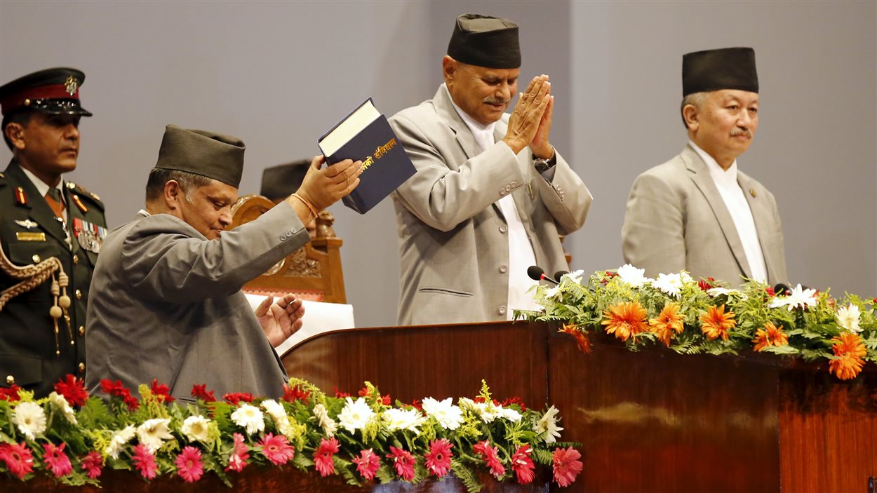 Le président népalais Ram Baran Yadav sourit après avoir signé la nouvelle constitution