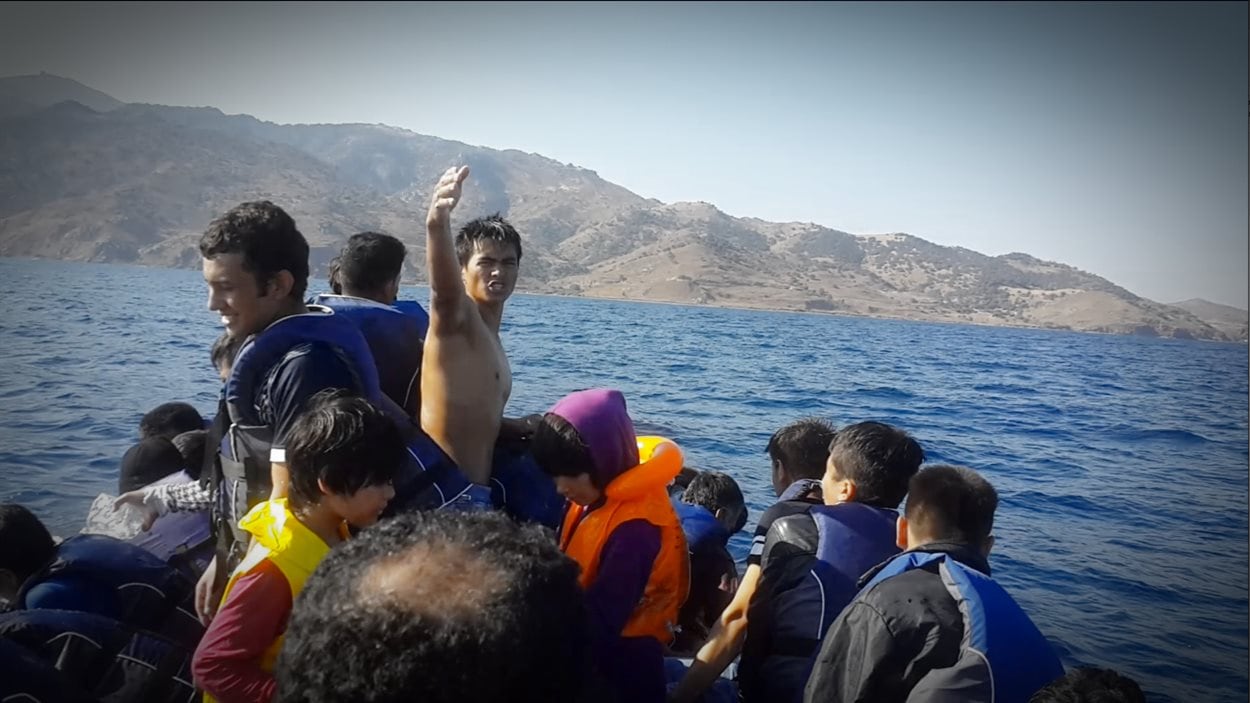 Des migrants traversent la mer entre la Turquie et la Grèce.