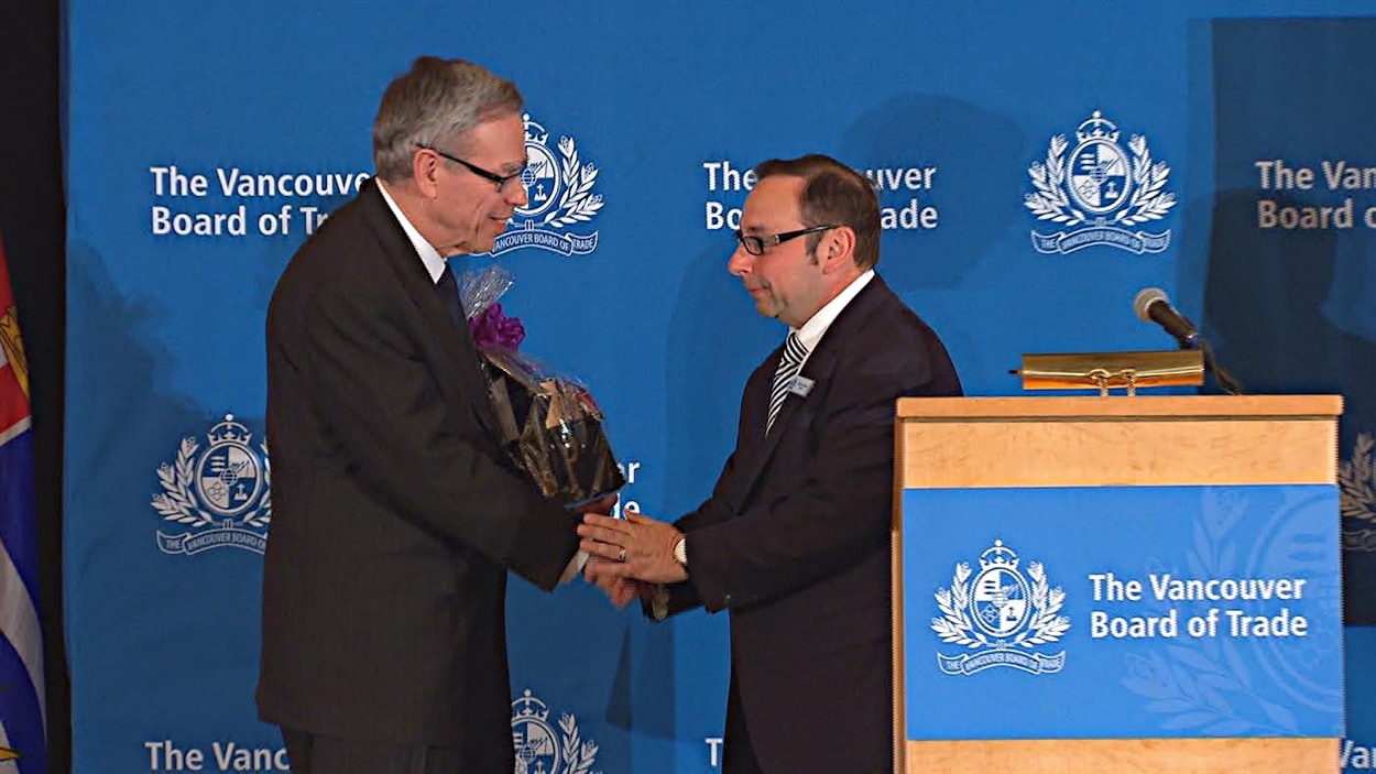 Le ministre Oliver et Elio Luongo le 28 avril dernier, à Vancouver