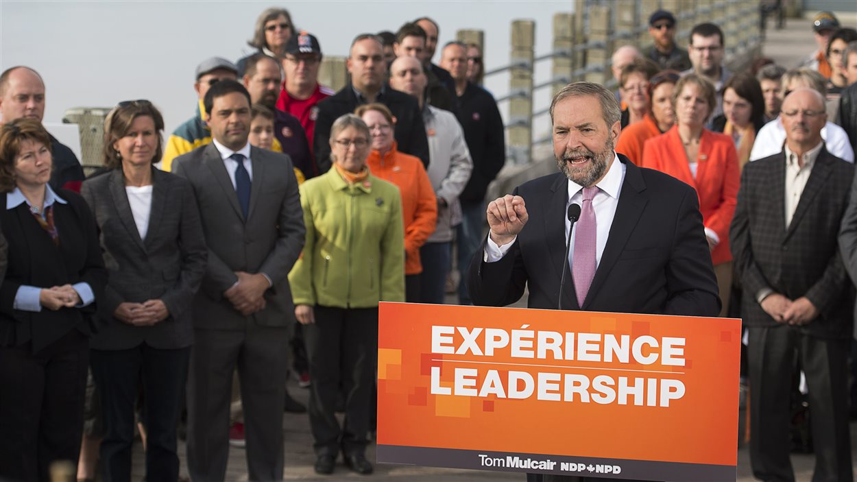 Thomas Mulcair entouré de candidats et partisans néo-démocrates à Moncton.