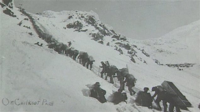 En 1898, des dizaines de milliers de chercheurs d'or ont emprunté la piste Chilkoot en route vers Dawson City. (Image d'archive)