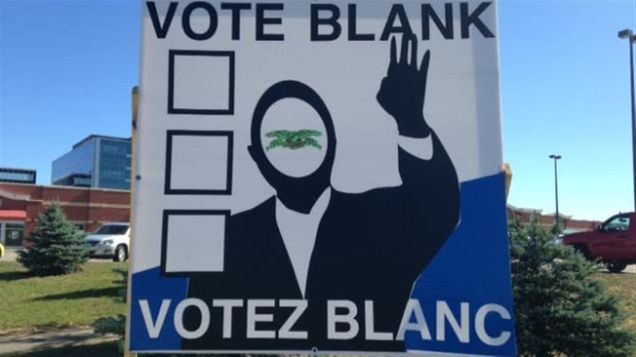 Des affiches qui encouragent les électeurs à «voter blanc» sont apparues à divers endroits à Moncton. Le mouvement «Votez blanc» est nouveau dans les Maritimes