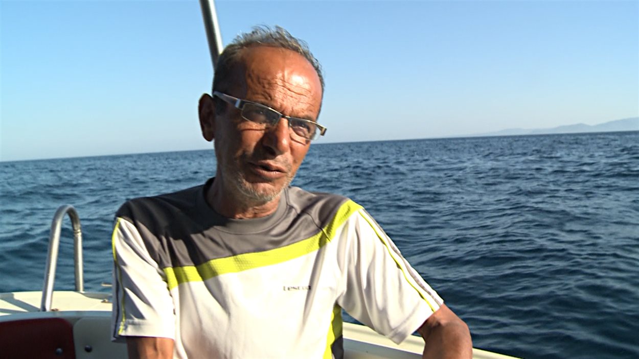 Le capitaine Hassan, qui a finalement accepté d'emmener nos journalistes sur son bateau.