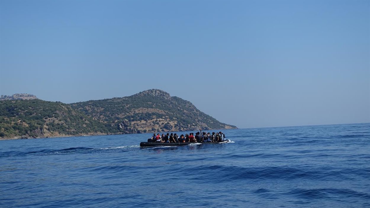 Des migrants qui voyagent sur un canot pneumatique.