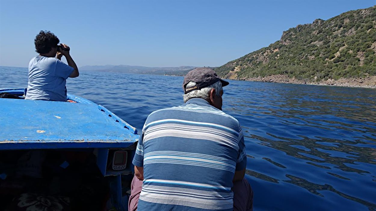 Un pêcheur transporte le journaliste Sylvain Desjardins dans son vieux bateau.