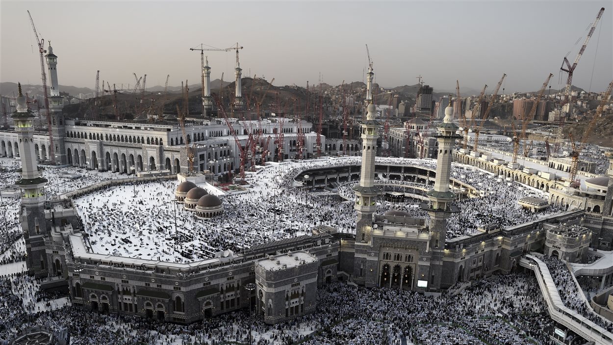Des pèlerins arrivent à la Grande Mosquée de La Mecque, le 30 septembre 2014.