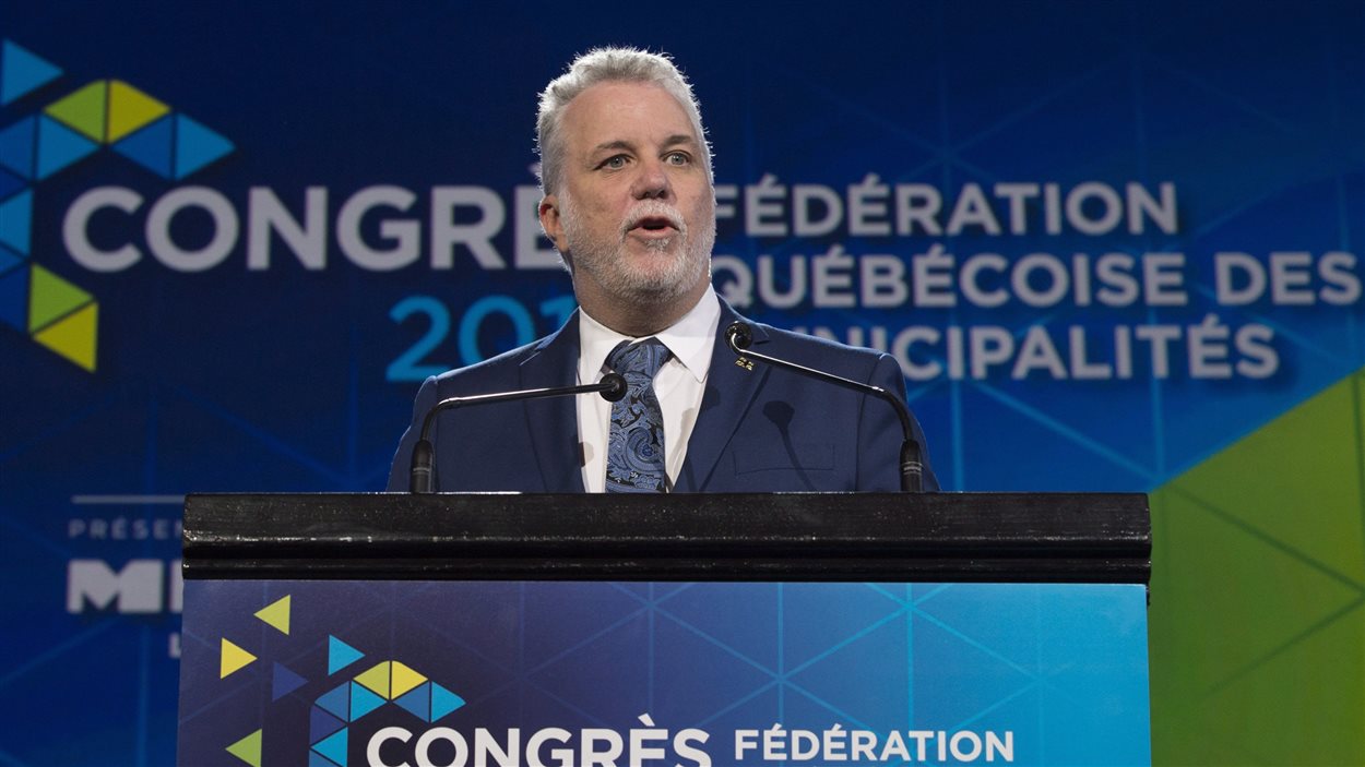 Philippe Couillard, premier ministre du Québec, durant son allocution devant les membres de la Fédération québécoise des municipalités.