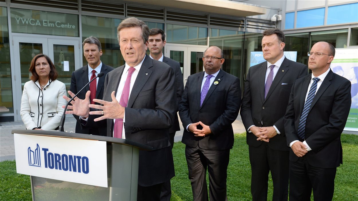 John Tory croit que le gouvernement fédral devrait aider les grandes villes sur la question du logement social.