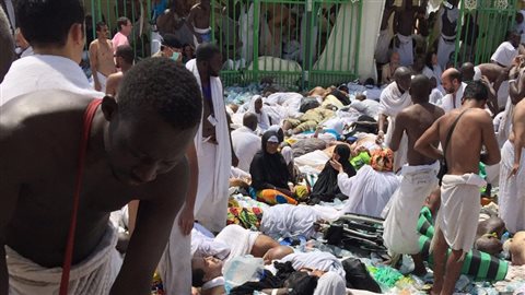 Des pèlerins se réunissent autour des victimes de la bousculade qui a fait 450 morts à Mina près de La Mecque, en Arabie saoudite.