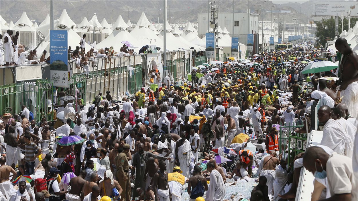 Des pèlerins se réunissent autour des gens qui ont trouvé la mort dans la bousculade survenue près de La Mecque. 
