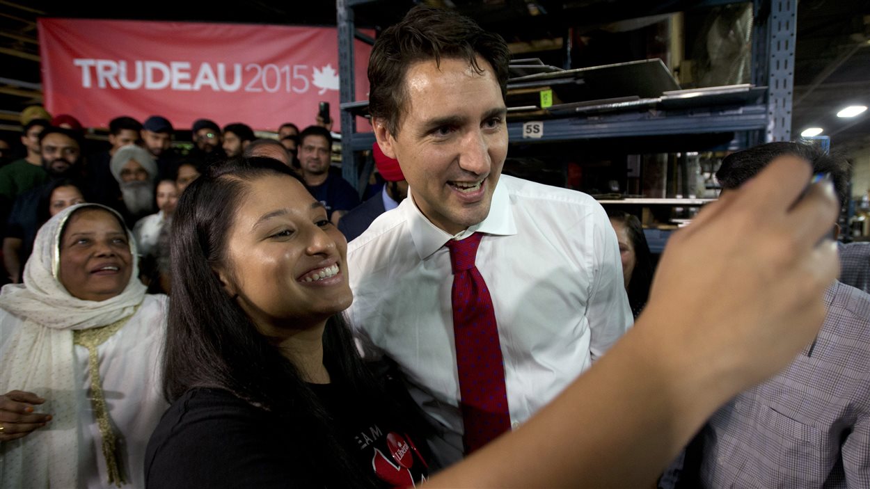 Une partisane de Justin Trudeau se prend en photo avec lui à Brampton, en Ontario.