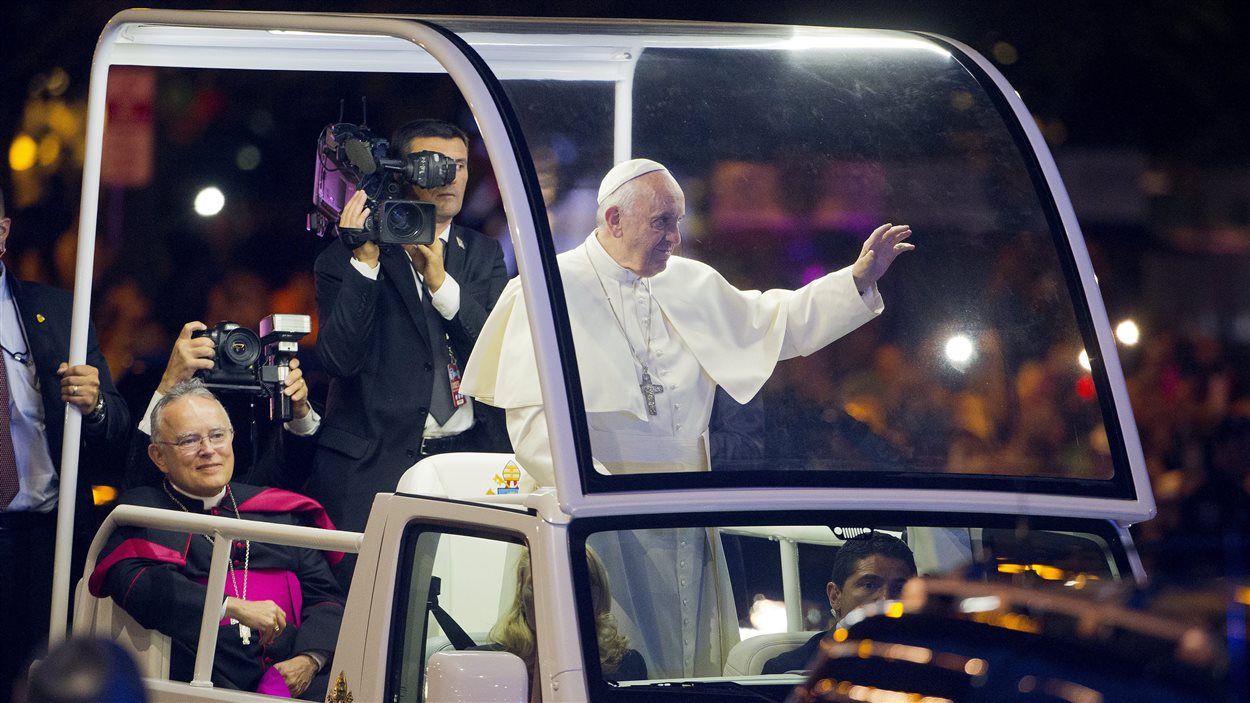 Le pape François salue la foule lors de la 8e rencontre mondiale des familles à Philadelphie.
