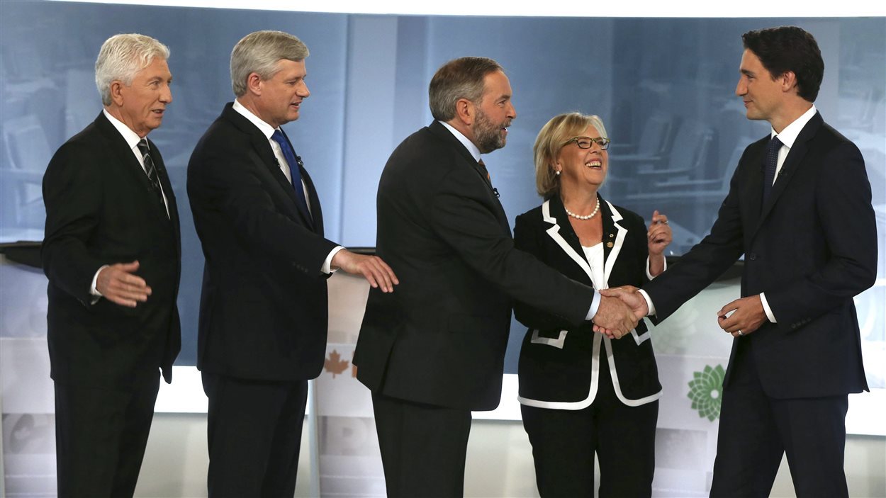 Les chefs se serrent la main avant le premier débat en français de la campagne. Dans l'ordre habituel : Gilles Duceppe (BQ), Stephen Harper (PCC), Thomas Mulcair (NPD), Elizabeth May (PVC) et Justin Trudeau (PLC).