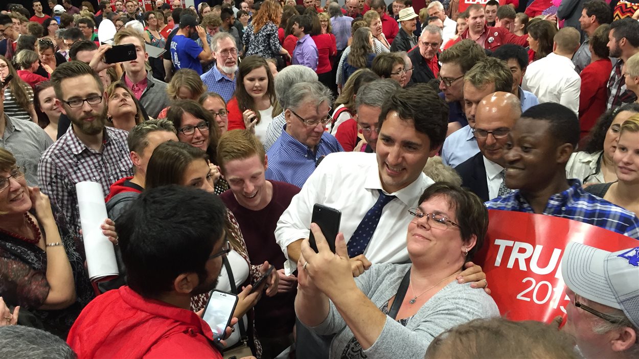 Justin Trudeau prend un égoportrait avec une partisane.