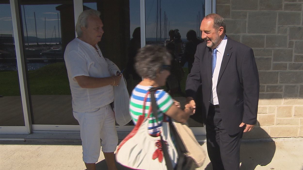 Denis Lebel rencontre des électeurs à Roberval
