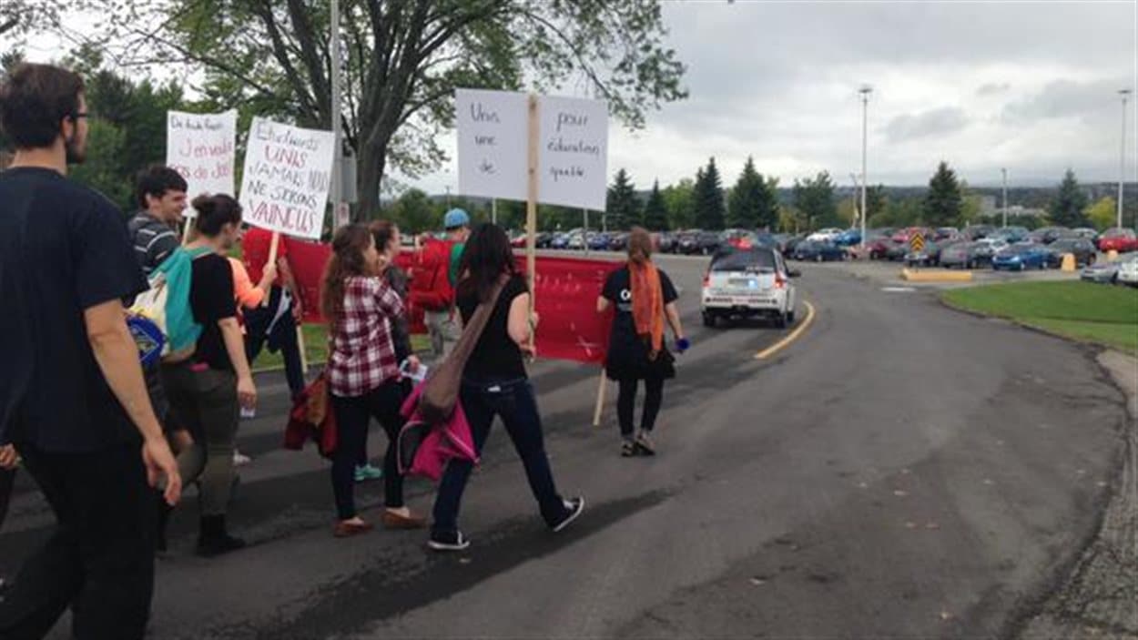 Manifestation des étudiants en éducation de l'Université de Sherbrooke contre les mesures d'austérité