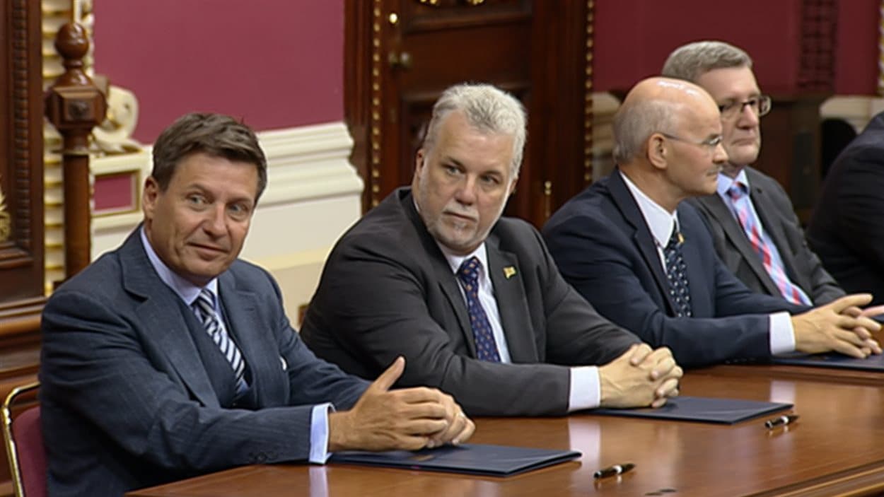 Le minstre des Affaires municipales, Pierre Moreau, le premier ministre du Québec, Philippe Couillard, le président de la FQM, Richard Lehoux et le maire de Québec, Régis Labeaume.