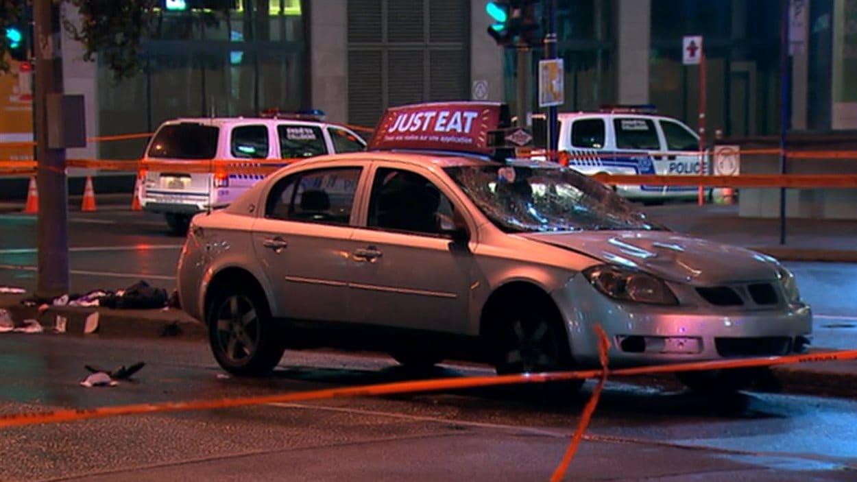 Une voiture de taxi a fauché quatre piétons sur le boulevard René-Lévesque au centre-ville de Montréal.