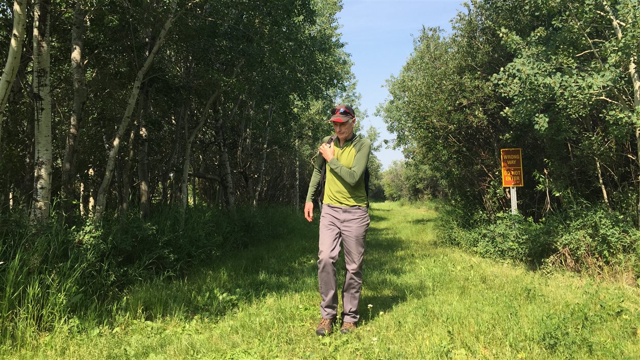 Le randonneur Bernard Laplante sur un sentier à White Butte, en Saskatchewan