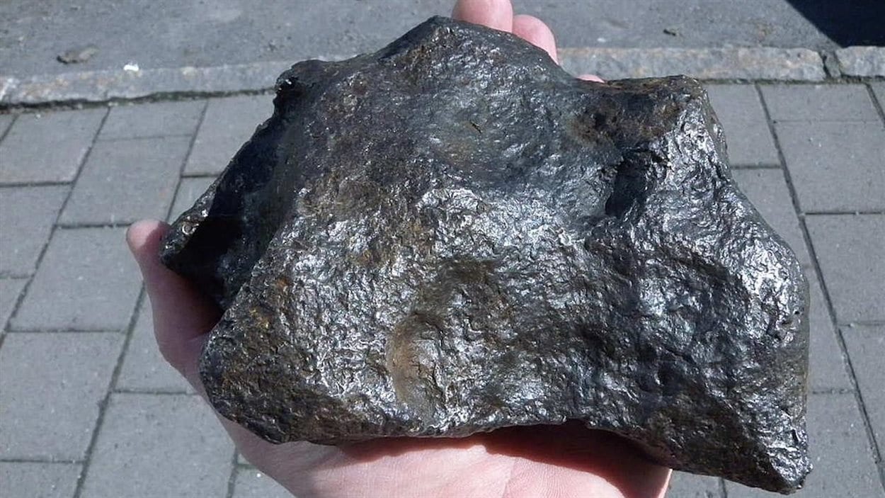 Cette pierre trouvée par Jonathan Levert de Val-d'Or pourrait-elle être une météorite?