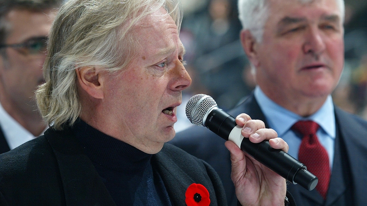 Michael Burgess chante l'hymne national canadien au Air Canada Centre de Toronto en 2007