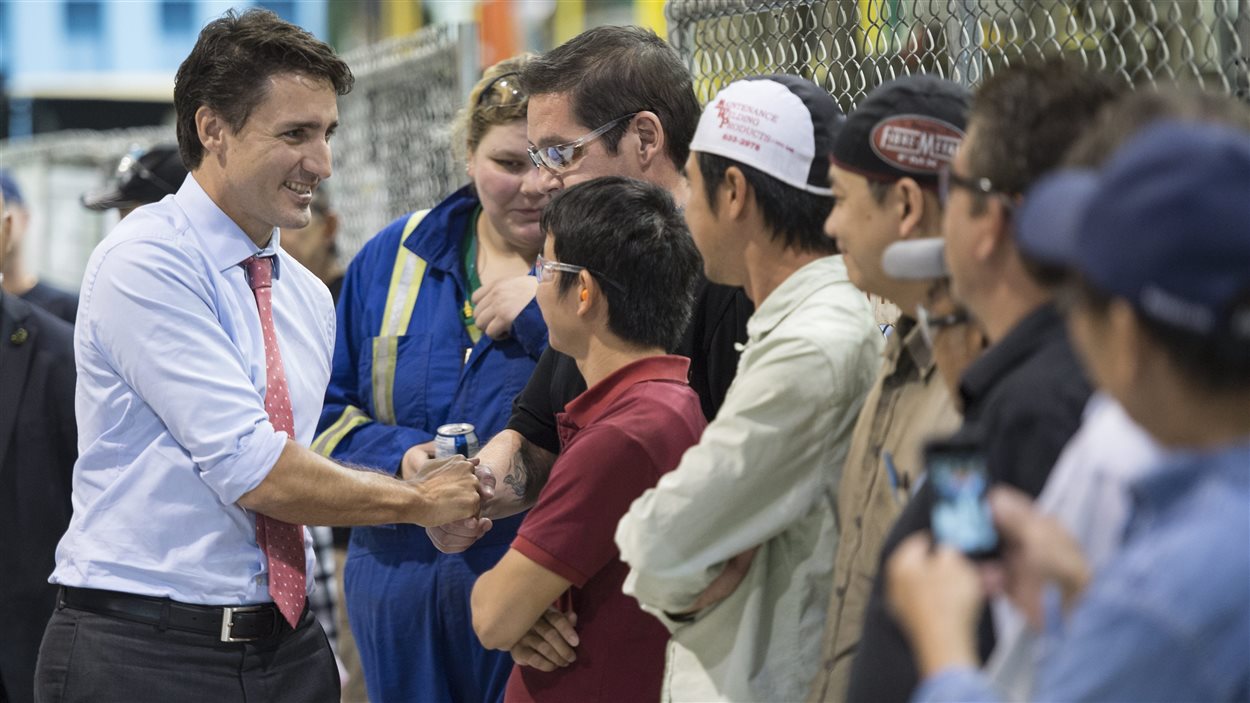 Justin Trudeau a salué des travailleurs d'une usine de transformateurs de Winnipeg.