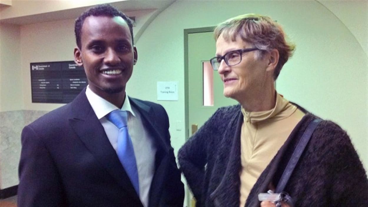 Yahya Samatar (gauche) et Karin Gordon (droite), directrice générale de la réinstallation au refuge Hospitality House Refugee Ministry, avant l'audience du Somalien, à Winnipeg, le 30 septembre 2015.