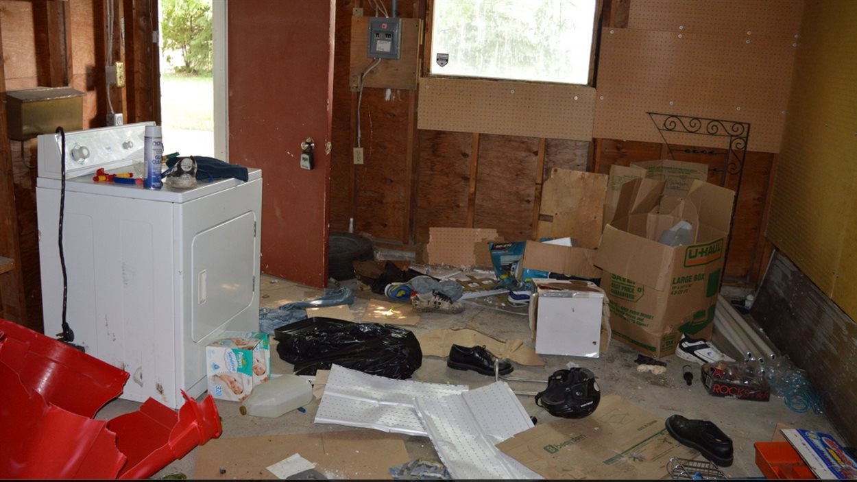 Des déchets ont été laissés dans le garage de Yolandi Lombard à Regina.