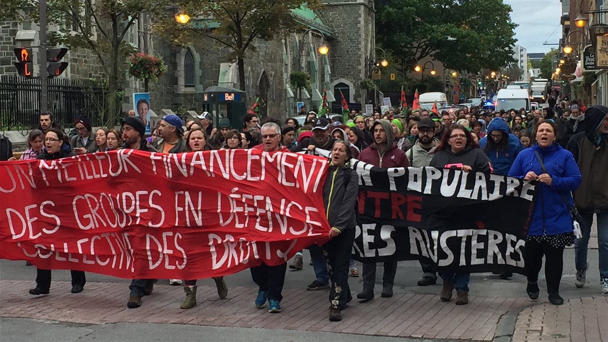 Les manifestants déambulent dans les rues de Québec.