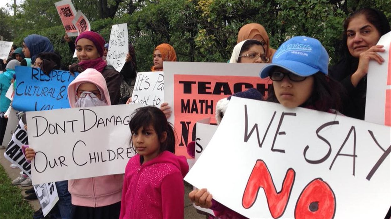 Des parents et leurs enfants protestent contre le nouveau programme d'éducation sexuelle à Hamilton.