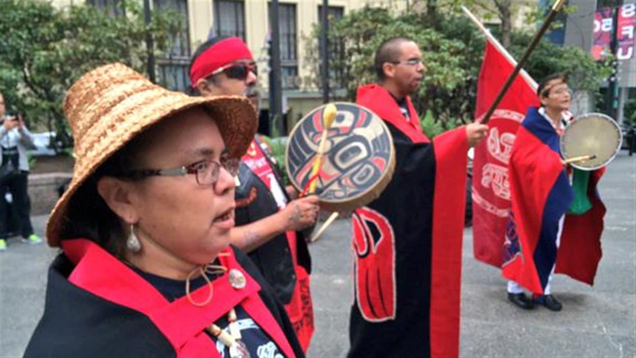 Des Autochtones manifestent devant la Cour fédérale à Vancouver
