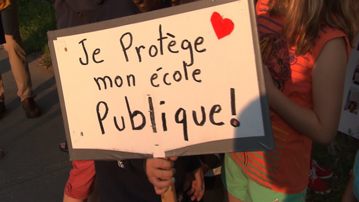 Des enfants ont accompagné leurs parents aux manifestations contre les compressions en éducation.