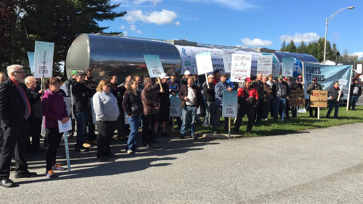 Les agriculteurs manifestent devant les bureaux de Jacques Gourde.