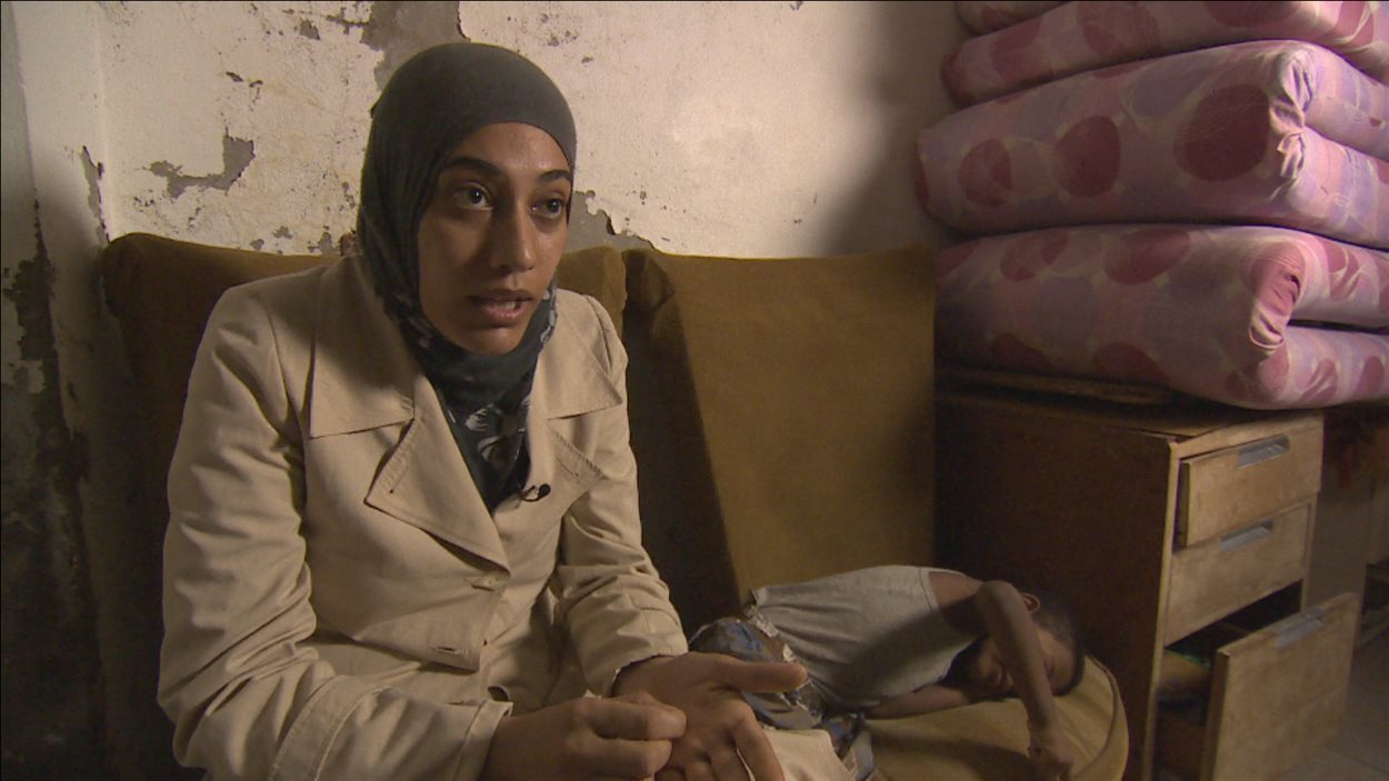 Nevine El Hajj, réfugiée syrienne, dans son appartement insalubre au camp de Chatila