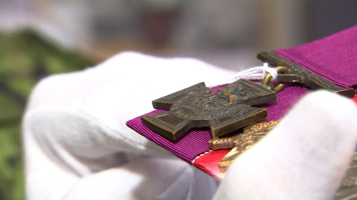 L'une des trois croix de Victoria qui sont exposées au Musée du Manitoba.