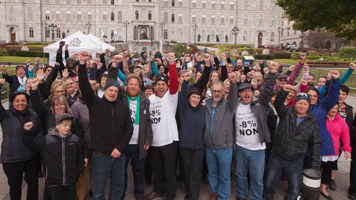 Plus d'une centaine de manifestants de la Côte-Nord se sont joints à la manifestation de samedi contre la politique d'austérité du gouvernement Couillard.