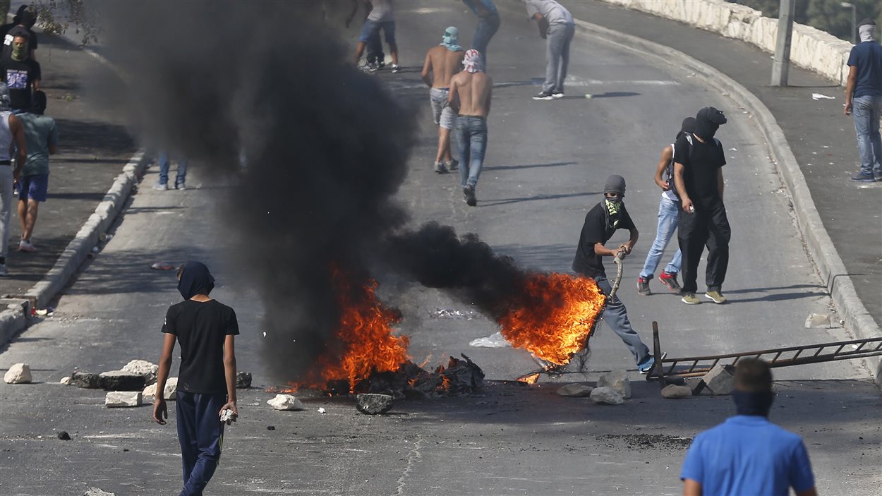 Des heurts opposent jeunes palestiniens et soldats israéliens. 