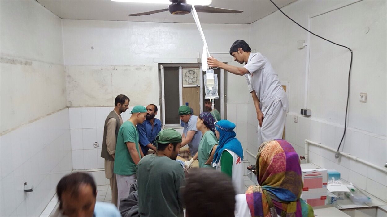 Des bénévoles de MSF poursuivaient leur travail, samedi, après les raids aériens qui ont fait 19 morts à l'hôpital de Kunduz.