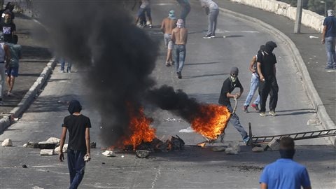 Des heurts opposent jeunes palestiniens et soldats israéliens. 