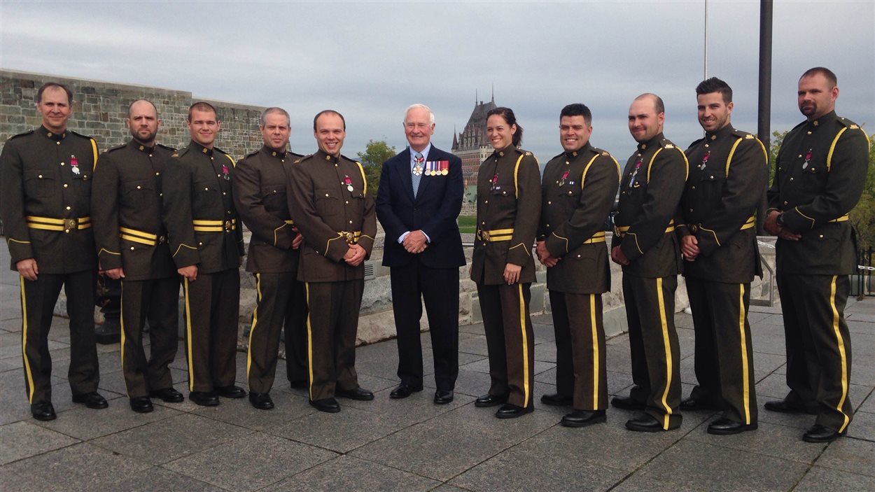 Le gouverneur général David Johnston entouré des récipiendaires de la médaille de la bravoure