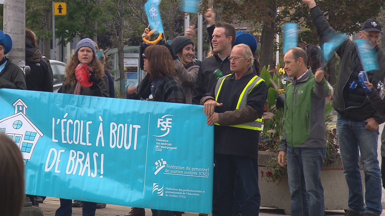 Une soixantaine d’enseignants du primaire et du secondaire ont manifesté à Rimouski.