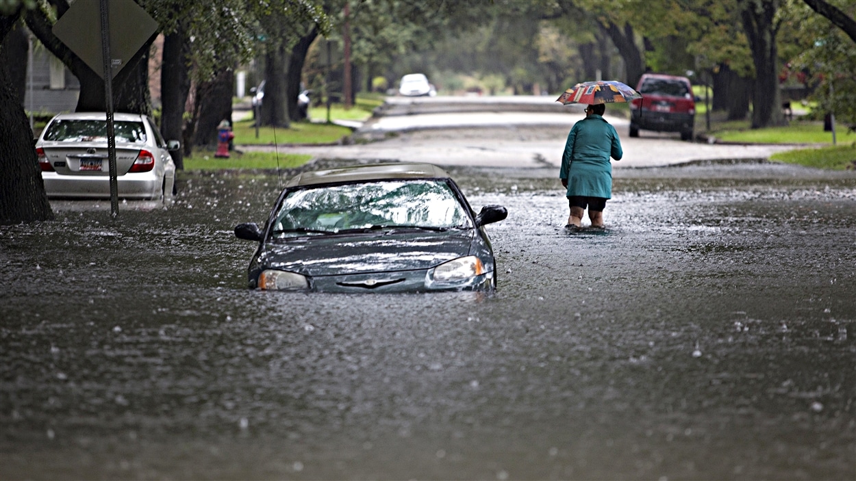 Une voiture abandonnée dans une rue inondée de Georgetown, en Caroline du Sud