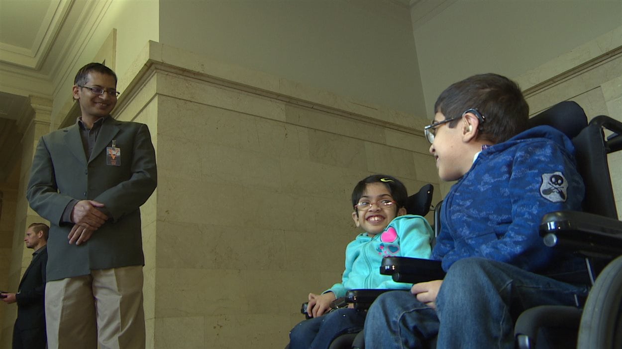 Khadidja Amir, 10 ans et Muhammad Abdullah, 12 ans, avec leur père au Palais législatif de la Saskatchewan.